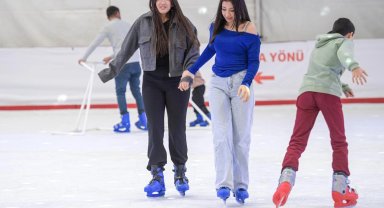 İzmir'de kışın keyfi buzda yaşanıyor