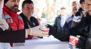 İzmit Belediyesi'nden kandillik helva ikramı