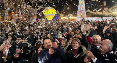 İzmitliler 2026'ya Belsa Meydanı'nda 'merhaba' dedi