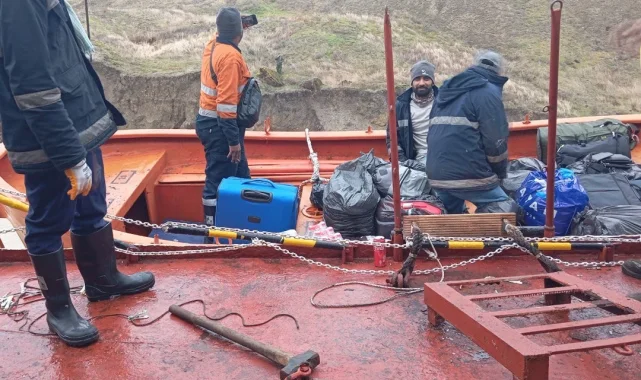 Karadeniz'de karaya oturan Türk gemisinin mürettebatı tahliye edildi