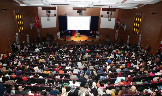 Kayseri Talas'ta Başkan Amca'dan çocuklara karne hediyesi