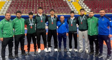 Konya Karatay'ın U17 güreşçileri şampiyonluk yolunda