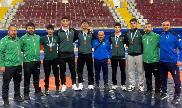 Konya Karatay'ın U17 güreşçileri şampiyonluk yolunda