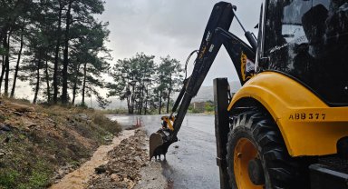 Kuvvetli yağış ve fırtına Antalya'da hayatı olumsuz etkiledi