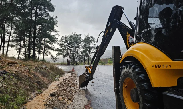Kuvvetli yağış ve fırtına Antalya'da hayatı olumsuz etkiledi