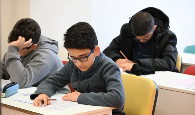 Manisa'da öğrenciler MABEM'in ödüllü sınavında ter döktü