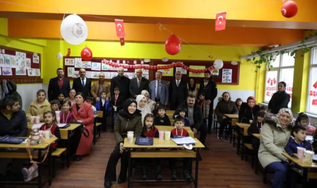 Mustafa Palancıoğlu öğrencilere karnelerini dağıttı