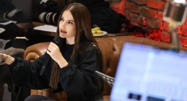 Simge Sağın Galata'da sürpriz yaptı... Sokak bir anda konser alanına döndü