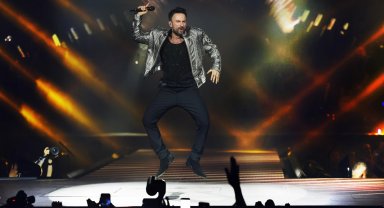 Tarkan sahneden 'Beni çok sev' diyerek seslendi