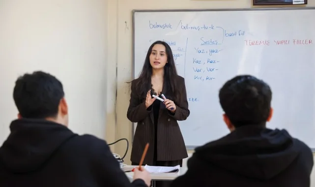 Antalya Büyükşehir'in gençlere eğitim desteği sürüyor