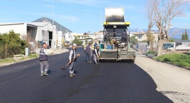 AntalyaBüyükşehir Finike'nin ana arterlerini sıcak asfalt ile kaplıyor