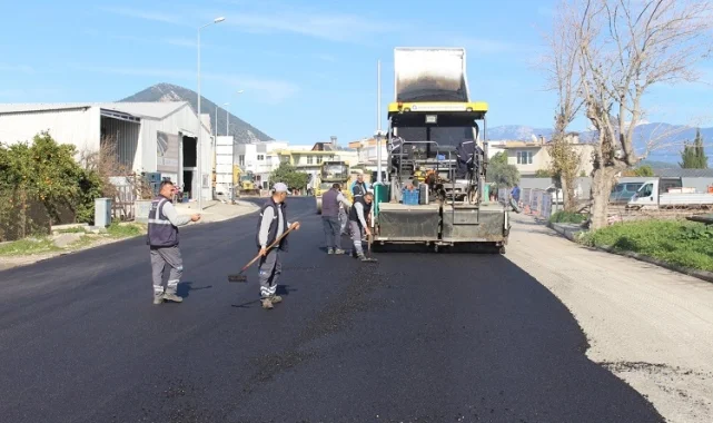 AntalyaBüyükşehir Finike'nin ana arterlerini sıcak asfalt ile kaplıyor
