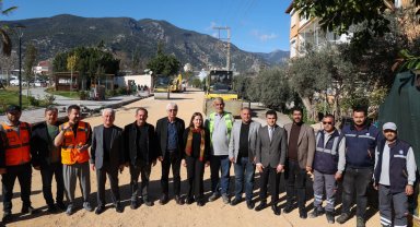 Antalya'da sıcak asfalt çalışmaları devam ediyor