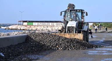 Balıkesir Büyükşehir'den Körfez'de tam kadro müdahale