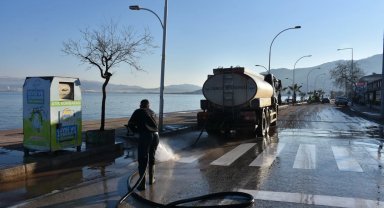 Bursa Gemlik'te Kurşunlu sahilinde fırtına sonrası temizlik