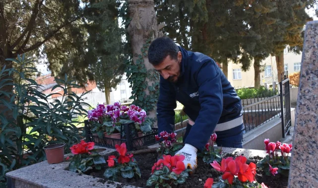 Bursa Gemlik'te şehitliklere titiz bakım
