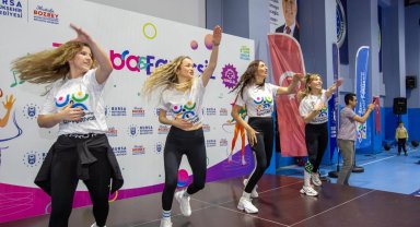 Bursa'da kadınlar zumba ile enerji depoladı