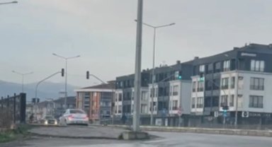 Düzce'de aynı kavşakta 3 dakikada 4 ters yön ihlali kamerada