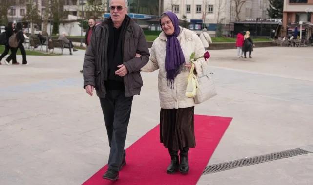 Düzce'de çiftlere özel kırmızı halı sürprizi