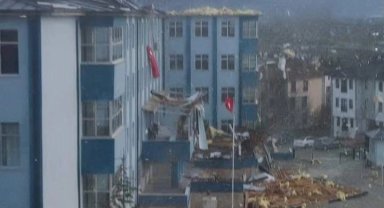 Düzce'de şiddetli rüzgârda lisenin çatısı yıkıldı