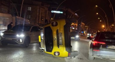 Düzce'de ticari taksi devrildi!