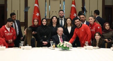 Erdoğan'dan gençliğe güven: Türkiye'yi sizlerle bugünlere getirdik