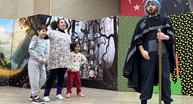 Gölcük'te çocuklara özel sahne yüzleri güldürüyor