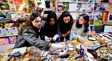 İzmir Bornova'da gençler atıkları sanata dönüştürdü