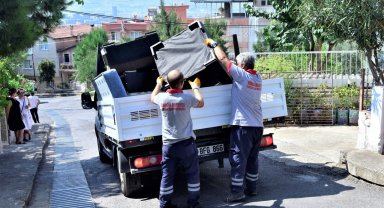 İzmir Bornova'da sel mağdurlarına askıda eşya desteği