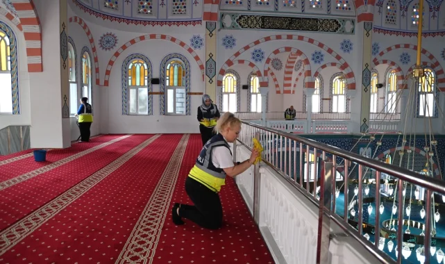 İzmir Karabağlar'da camilere ramazan temizliği