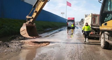 İzmir'de aşırı yağış sonrası kapanan yollar bir bir açılıyor
