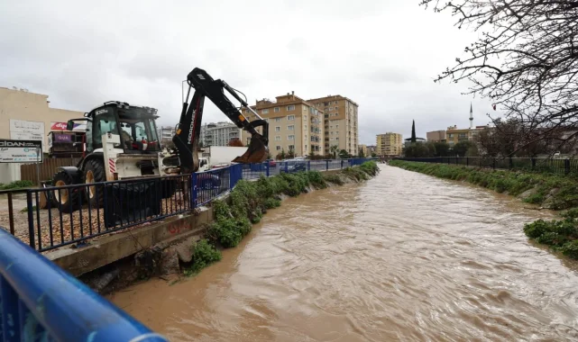 İzmir'de Büyükşehir ekiplerinden sağanak yağış seferberliği