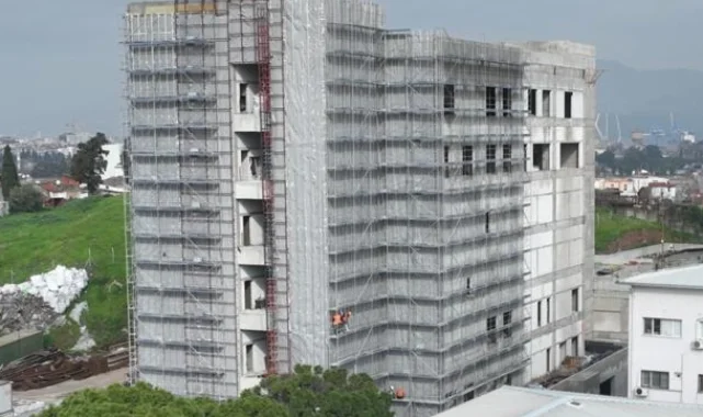 İzmir'de Eşrefpaşa Hastanesi'nin yeni binasında sona doğru