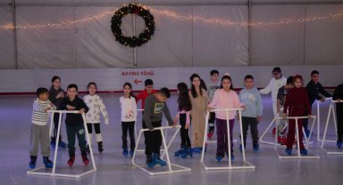 İzmir'de öğrenciler buz pistinde buluştu