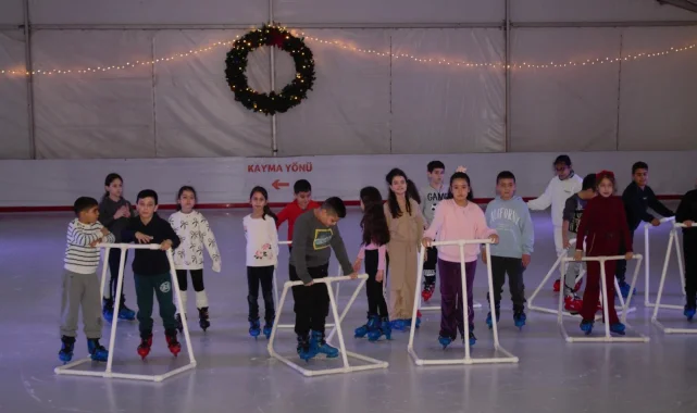 İzmir'de öğrenciler buz pistinde buluştu