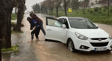 İzmir'de zabıta ekipleri vatandaşları sırtında taşıdı