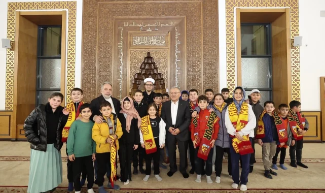 Kayseri protokolü teravihde halkla buluştu