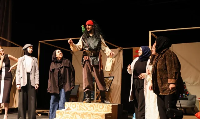 Konya'da Retro Tiyatro Topluluğu'ndan esprili ve etkileyici performans