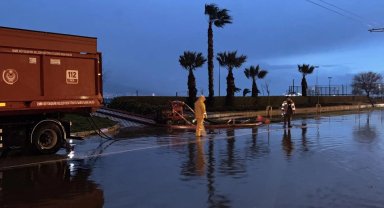 Lodos İzmir Körfezi'ni yükseltti