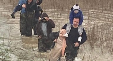 Manisa'da selde mahsur kalanları itfaiye kurtardı