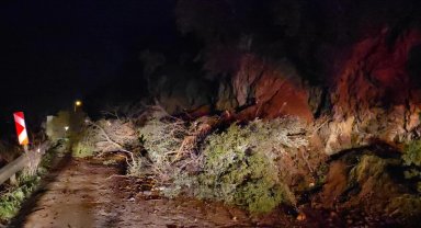 Mudanya-Kurşunlu yolunda geceyarısı heyelan! Yol ulaşıma kapandı