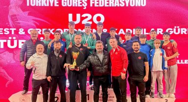 Sakarya Büyükşehirli güreşçilerden Ankara'da madalya yağmuru