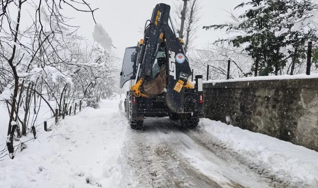 Trabzon'da Büyükşehir ekipleri kar yağışına karşı sahada