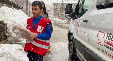 Ağrı'da Kızılay'dan gönülleri ısıtan pide dağıtımı