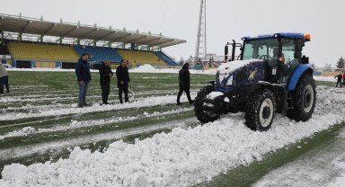 Ağrı'da müdür traktörle sahaya indi