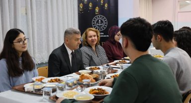Artvin Valisi Ergün, lise öğrencileriyle iftarda buluştu