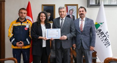 Artvin'de yılın sağlık çalışanları ödüllendirildi