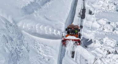 Bahar Van'a gelemedi! Karla mücadele sürüyor
