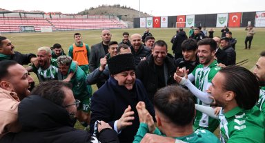 Başkan Özarslan Bağlumspor'a tribünden destek verdi