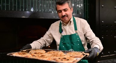Bursa Yıldırım'da Başkan Yılmaz önce pişirdi, sonra ikram etti